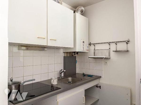 Un appartement de 35 m²,  au rez-de-chaussée d'un immeuble bien entretenu situé dans une rue tr...