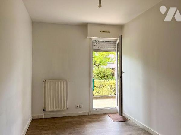 Un appartement de 35 m²,  au rez-de-chaussée d'un immeuble bien entretenu situé dans une rue tr...