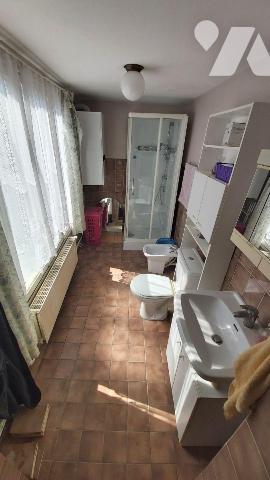 Maison d'habitation comprenant :
- une cave,
- au rez-de-chaussée : couloir, bureau, une cham...