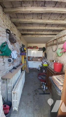 Maison d'habitation comprenant :
- une cave,
- au rez-de-chaussée : couloir, bureau, une cham...