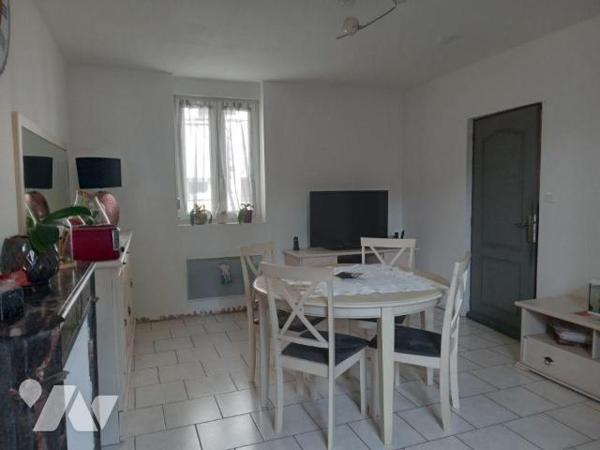 Maison d'habitation comprenant :
- une cave,
- au rez-de-chaussée : couloir, bureau, une cham...