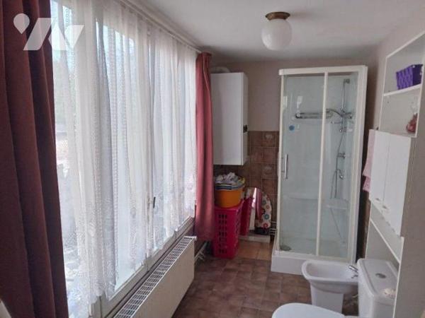 Maison d'habitation comprenant :
- une cave,
- au rez-de-chaussée : couloir, bureau, une cham...