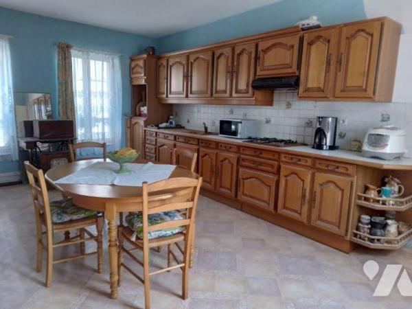 Maison d'habitation comprenant :
- une cave,
- au rez-de-chaussée : couloir, bureau, une cham...