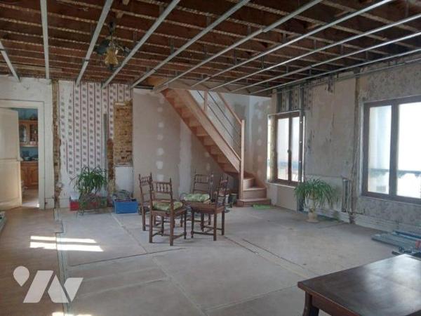 Maison d'habitation comprenant :
- une cave,
- au rez-de-chaussée : couloir, bureau, une cham...