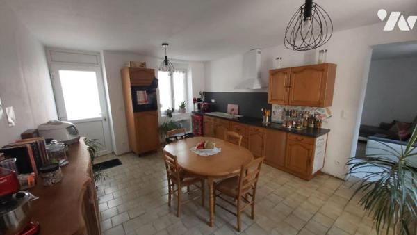 Maison d'habitation comprenant :
- une cave,
- au rez-de-chaussée : couloir, bureau, une cham...