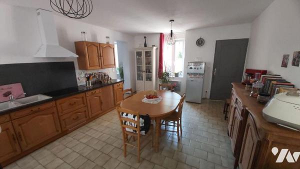 Maison d'habitation comprenant :
- une cave,
- au rez-de-chaussée : couloir, bureau, une cham...