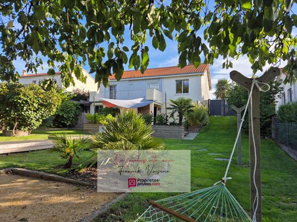 A VENDRE en Exclusivité aux Herbiers, maison de 82 m2 avec 2 chambres,1 mezzanine et 2 garages sur une parcelle de 952 m2 env