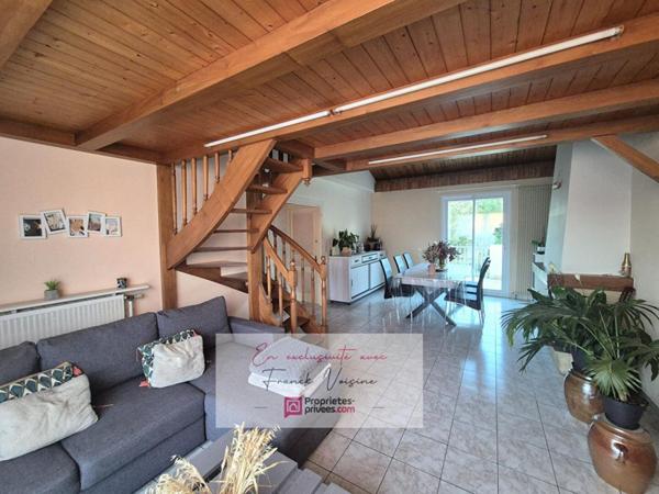 A VENDRE en Exclusivité aux Herbiers, maison de 82 m2 avec 2 chambres,1 mezzanine et 2 garages sur une parcelle de 952 m2 env