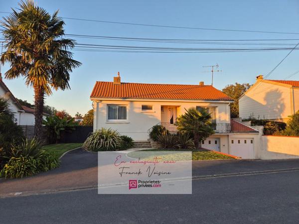 A VENDRE en Exclusivité aux Herbiers, maison de 82 m2 avec 2 chambres,1 mezzanine et 2 garages sur une parcelle de 952 m2 env