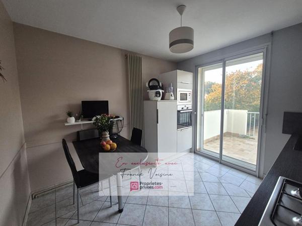 A VENDRE en Exclusivité aux Herbiers, maison de 82 m2 avec 2 chambres,1 mezzanine et 2 garages sur une parcelle de 952 m2 env