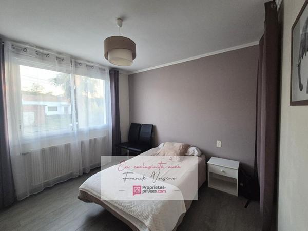 A VENDRE en Exclusivité aux Herbiers, maison de 82 m2 avec 2 chambres,1 mezzanine et 2 garages sur une parcelle de 952 m2 env