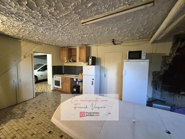 A VENDRE en Exclusivité aux Herbiers, maison de 82 m2 avec 2 chambres,1 mezzanine et 2 garages sur une parcelle de 952 m2 env