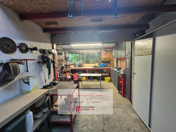 A VENDRE en Exclusivité aux Herbiers, maison de 82 m2 avec 2 chambres,1 mezzanine et 2 garages sur une parcelle de 952 m2 env