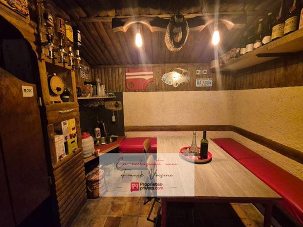 A VENDRE en Exclusivité aux Herbiers, maison de 82 m2 avec 2 chambres,1 mezzanine et 2 garages sur une parcelle de 952 m2 env