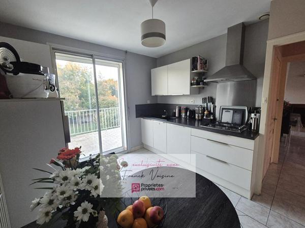 A VENDRE en Exclusivité aux Herbiers, maison de 82 m2 avec 2 chambres,1 mezzanine et 2 garages sur une parcelle de 952 m2 env