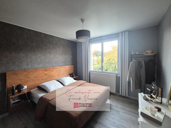 A VENDRE en Exclusivité aux Herbiers, maison de 82 m2 avec 2 chambres,1 mezzanine et 2 garages sur une parcelle de 952 m2 env