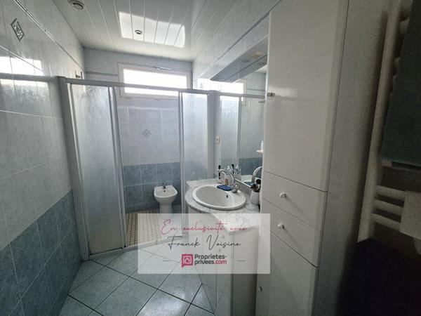 A VENDRE en Exclusivité aux Herbiers, maison de 82 m2 avec 2 chambres,1 mezzanine et 2 garages sur une parcelle de 952 m2 env