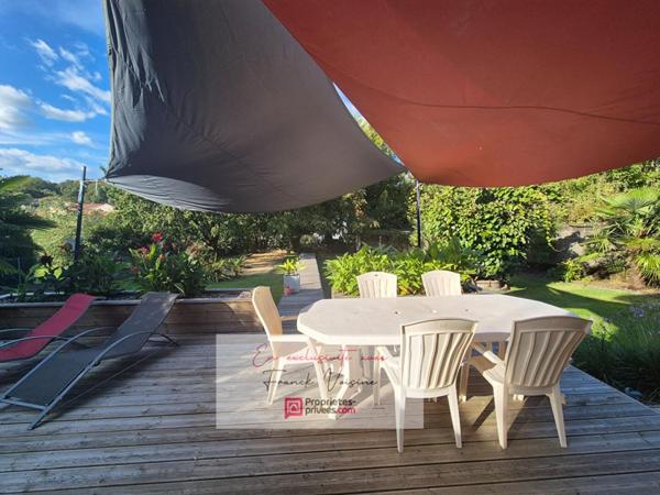 A VENDRE en Exclusivité aux Herbiers, maison de 82 m2 avec 2 chambres,1 mezzanine et 2 garages sur une parcelle de 952 m2 env