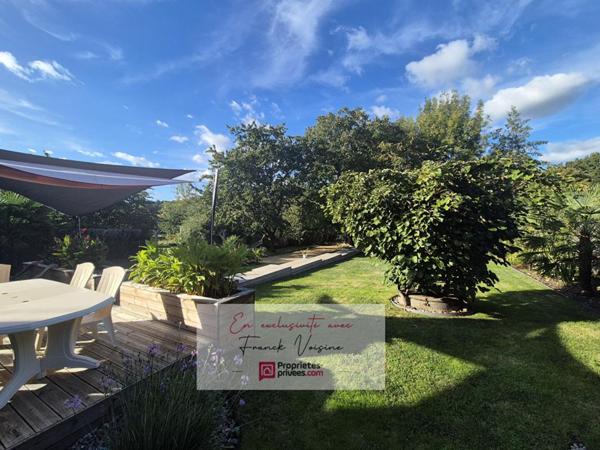 A VENDRE en Exclusivité aux Herbiers, maison de 82 m2 avec 2 chambres,1 mezzanine et 2 garages sur une parcelle de 952 m2 env