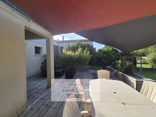 A VENDRE en Exclusivité aux Herbiers, maison de 82 m2 avec 2 chambres,1 mezzanine et 2 garages sur une parcelle de 952 m2 env