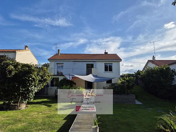 A VENDRE en Exclusivité aux Herbiers, maison de 82 m2 avec 2 chambres,1 mezzanine et 2 garages sur une parcelle de 952 m2 env