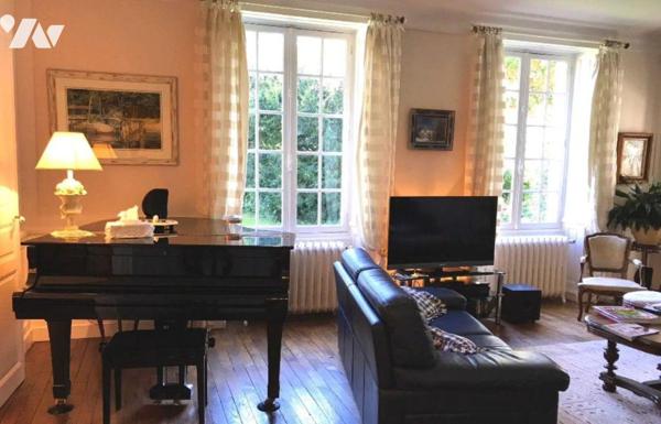 Maison à Vendre à Guéret (23000) en Creuse (23)comprenant : 
-	Au rez-de-chaussée : entrée/cou...