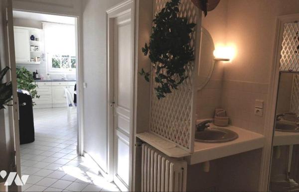 Maison à Vendre à Guéret (23000) en Creuse (23)comprenant : 
-	Au rez-de-chaussée : entrée/cou...