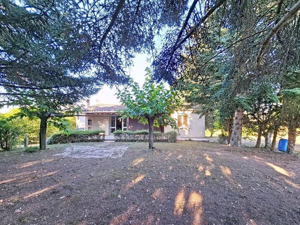 Maison avec sous-sol total et terrain de 1500m2 : un vrai potentiel