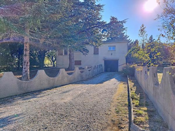 Maison avec sous-sol total et terrain de 1500m2 : un vrai potentiel