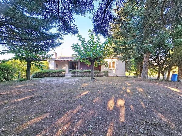 Maison avec sous-sol total et terrain de 1500m2 : un vrai potentiel