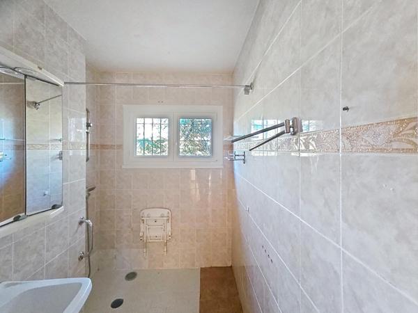 Maison avec sous-sol total et terrain de 1500m2 : un vrai potentiel