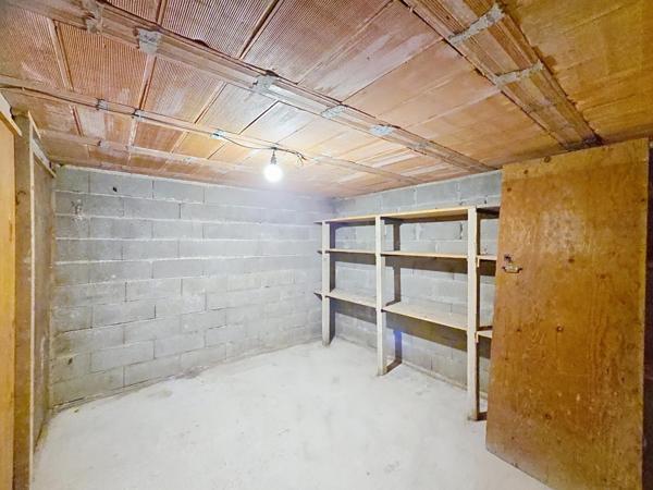 Maison avec sous-sol total et terrain de 1500m2 : un vrai potentiel