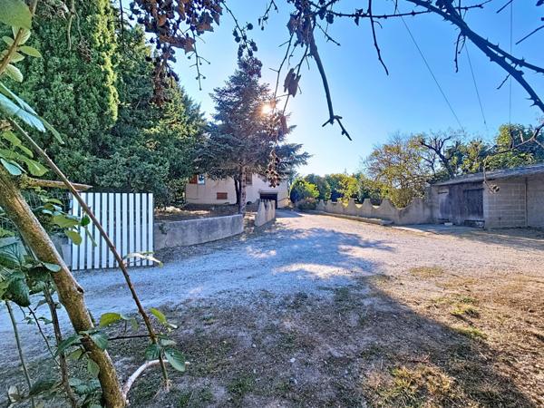 Maison avec sous-sol total et terrain de 1500m2 : un vrai potentiel