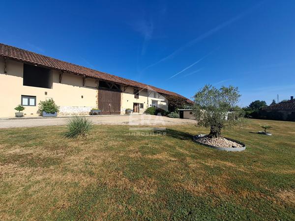 Ferme rénovée sur 1,8ha de terrain clos, dans bel environnement avec dépendances