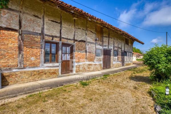 Ferme rénovée sur 1,8ha de terrain clos, dans bel environnement avec dépendances