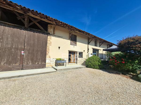 Ferme rénovée sur 1,8ha de terrain clos, dans bel environnement avec dépendances