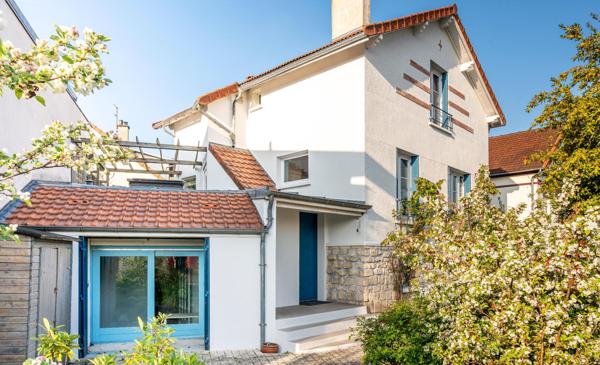 Jolie maison de famille 1950 avec 4 chambres, jardin, bureau, atelier, sous-sol, garage et parking!