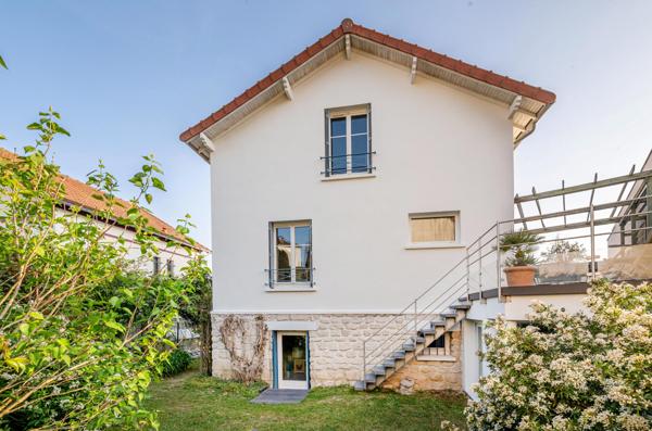 Jolie maison de famille 1950 avec 4 chambres, jardin, bureau, atelier, sous-sol, garage et parking!