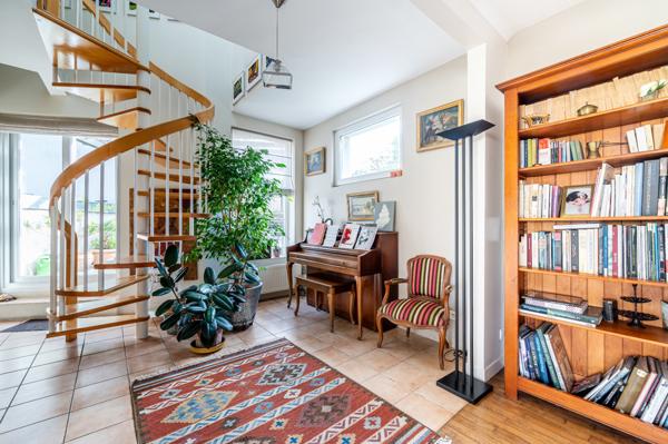 Jolie maison de famille 1950 avec 4 chambres, jardin, bureau, atelier, sous-sol, garage et parking!