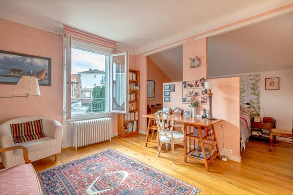 Jolie maison de famille 1950 avec 4 chambres, jardin, bureau, atelier, sous-sol, garage et parking!