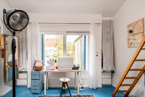 Jolie maison de famille 1950 avec 4 chambres, jardin, bureau, atelier, sous-sol, garage et parking!