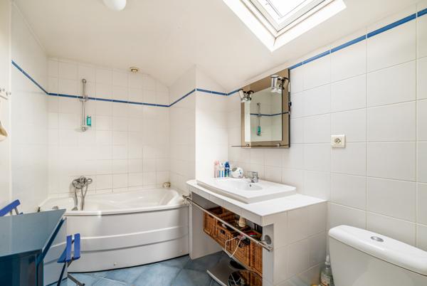 Jolie maison de famille 1950 avec 4 chambres, jardin, bureau, atelier, sous-sol, garage et parking!