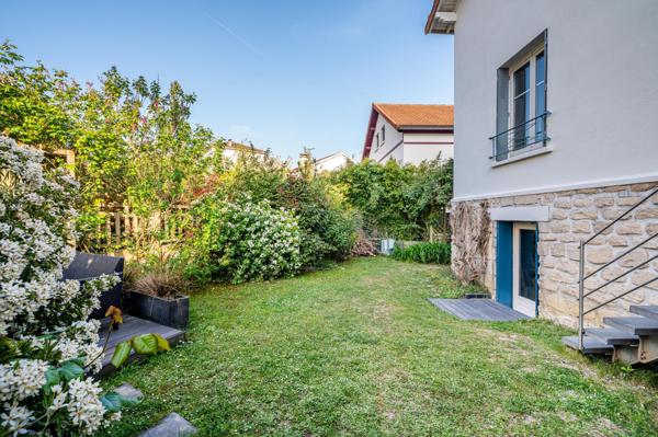 Jolie maison de famille 1950 avec 4 chambres, jardin, bureau, atelier, sous-sol, garage et parking!