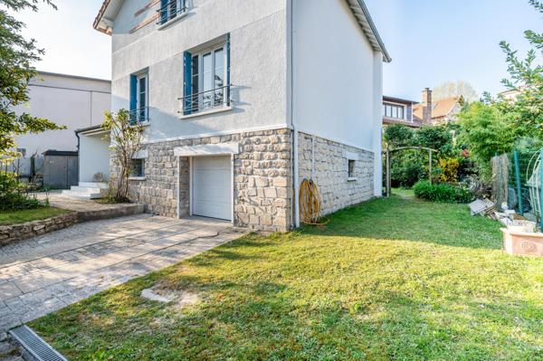 Jolie maison de famille 1950 avec 4 chambres, jardin, bureau, atelier, sous-sol, garage et parking!