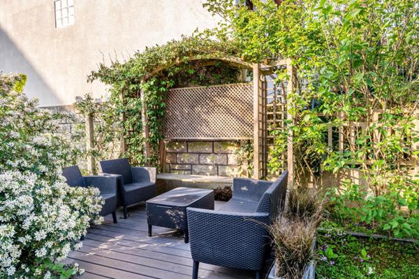 Jolie maison de famille 1950 avec 4 chambres, jardin, bureau, atelier, sous-sol, garage et parking!