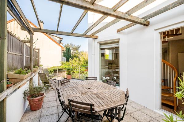 Jolie maison de famille 1950 avec 4 chambres, jardin, bureau, atelier, sous-sol, garage et parking!