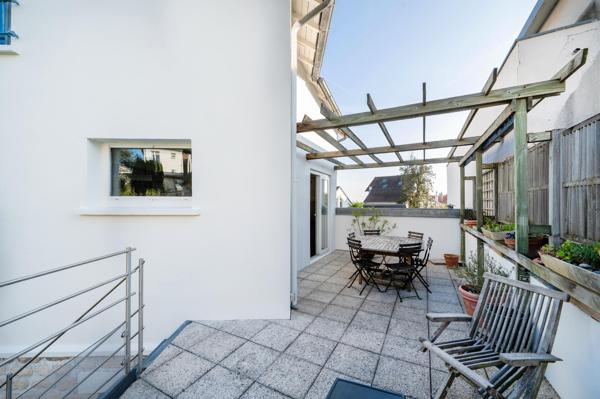 Jolie maison de famille 1950 avec 4 chambres, jardin, bureau, atelier, sous-sol, garage et parking!