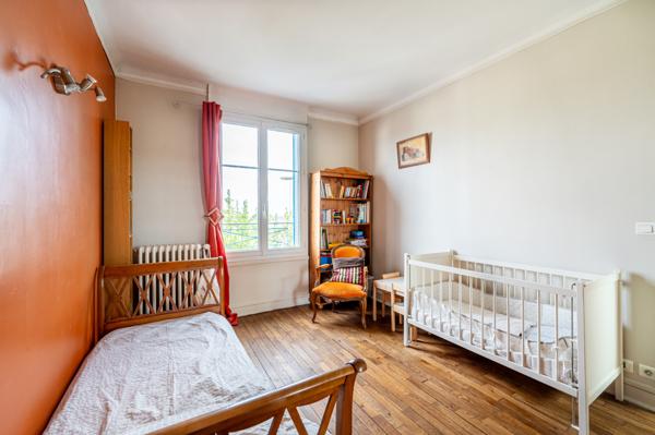 Jolie maison de famille 1950 avec 4 chambres, jardin, bureau, atelier, sous-sol, garage et parking!