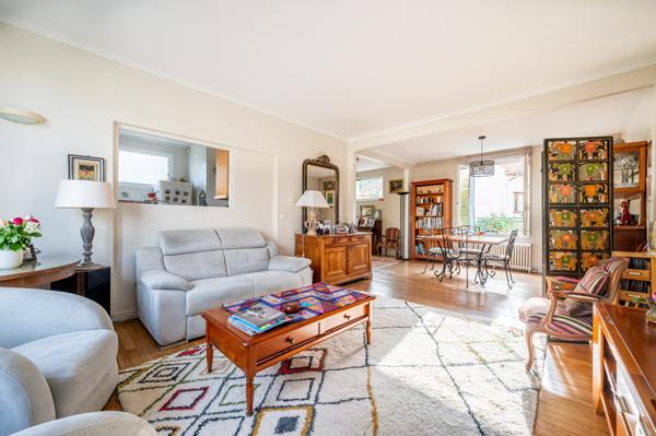 Jolie maison de famille 1950 avec 4 chambres, jardin, bureau, atelier, sous-sol, garage et parking!