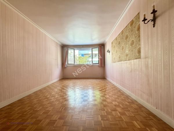 À DEUX PAS DES BUTTES-CHAUMONT: 3 PIÈCES TRAVERSANT DE 64 M²